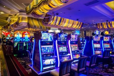 Starburst slot game interface on ayuwoki showing gem symbols and expanding wild reel